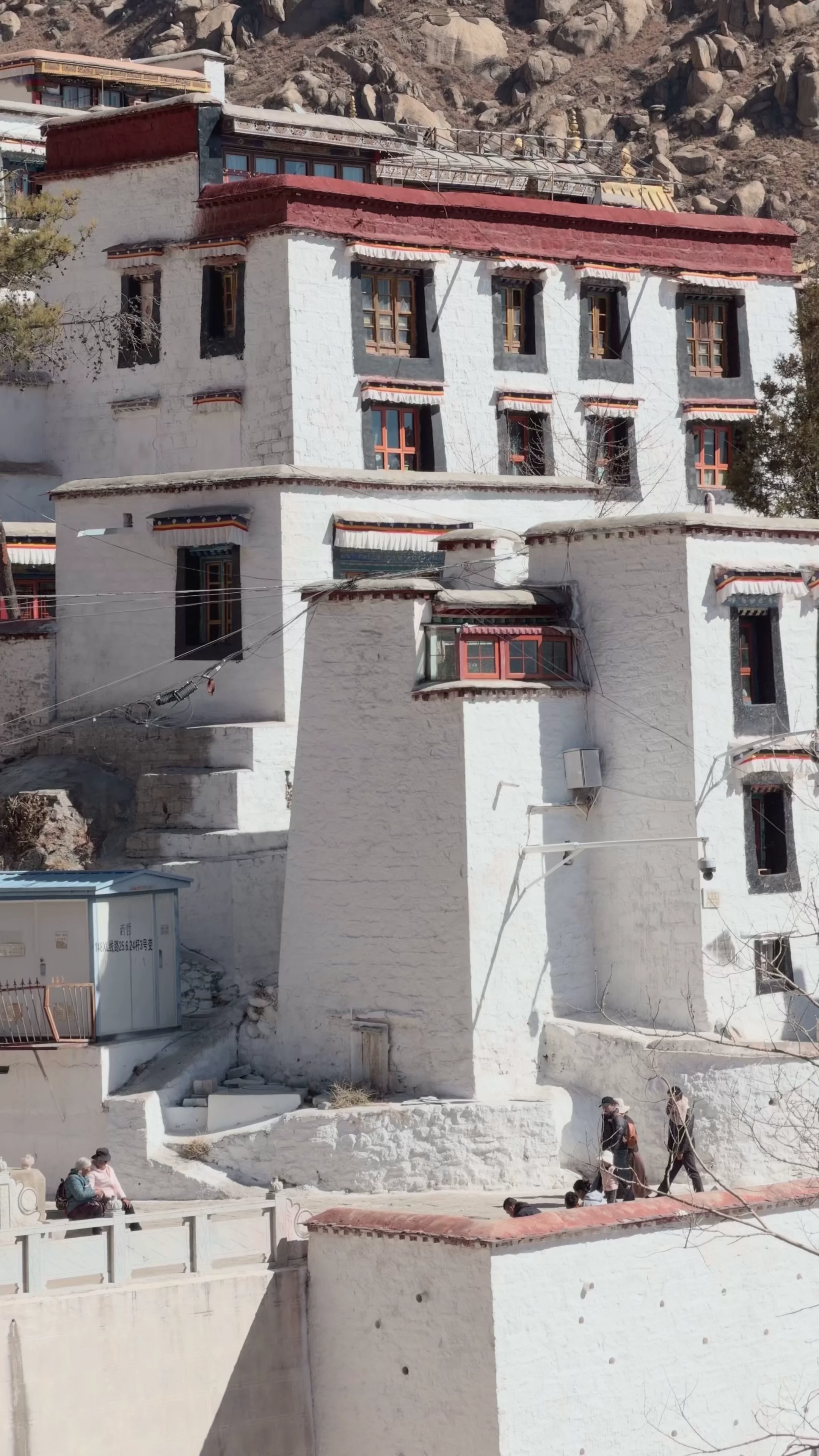 哲蚌寺建筑，密密麻麻的僧舍，每个房间都曾住过求法的僧人