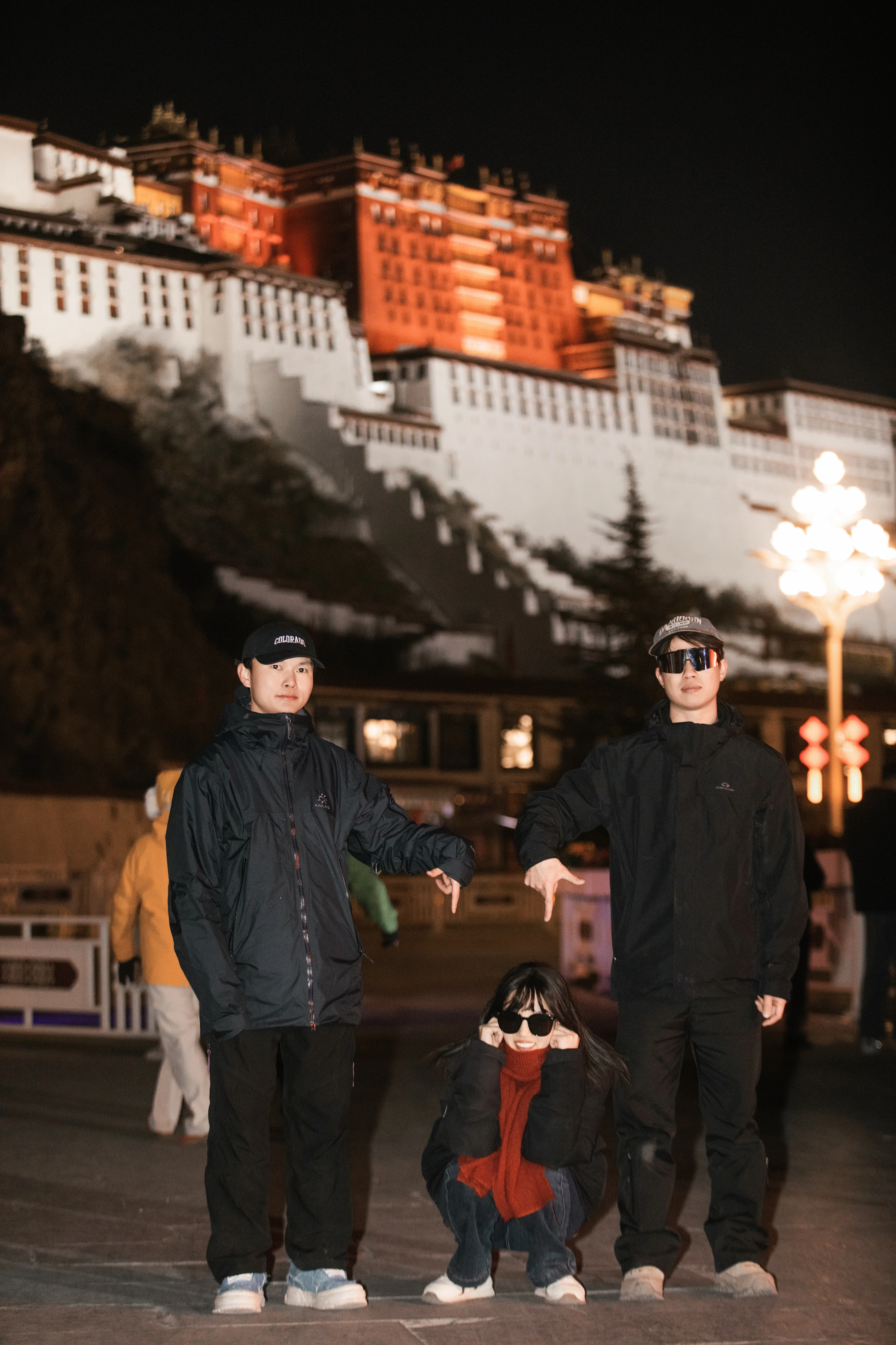 我和大哥以及小兔子在布达拉宫的合照