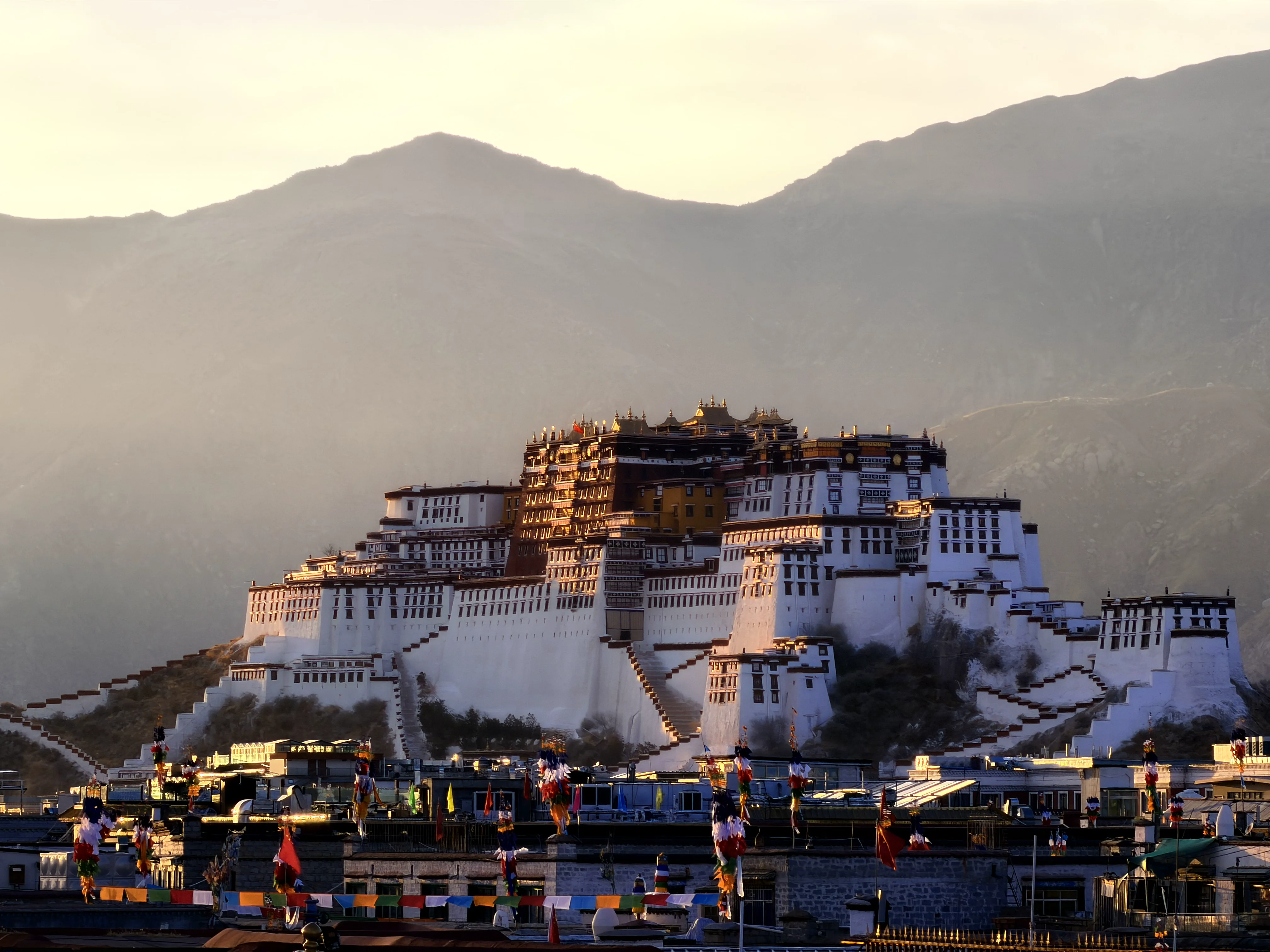 拉萨夜色中的寺庙建筑