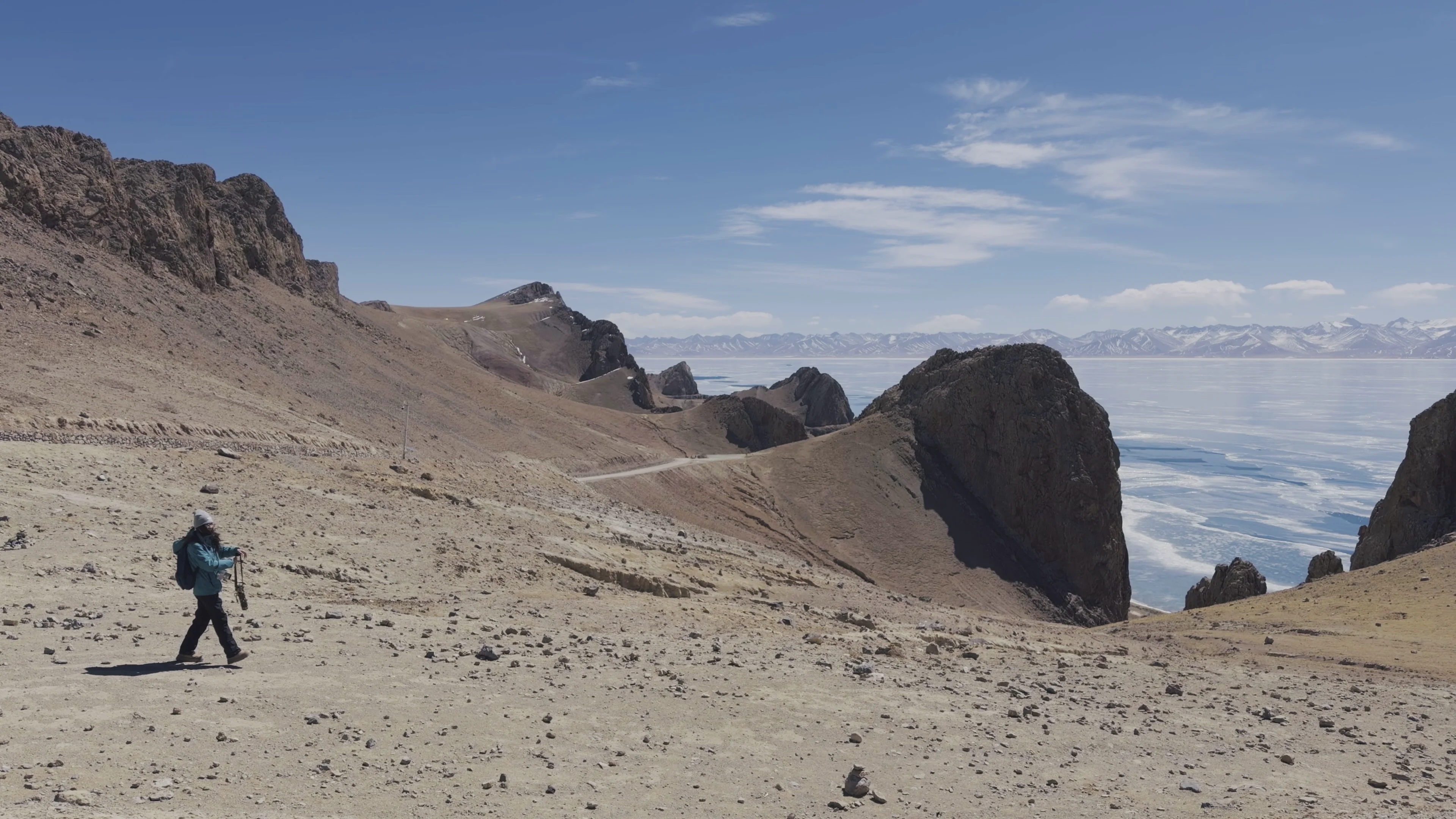 纳木错，绝美圣湖与雪山，黄昏湖面泛起金色的波光