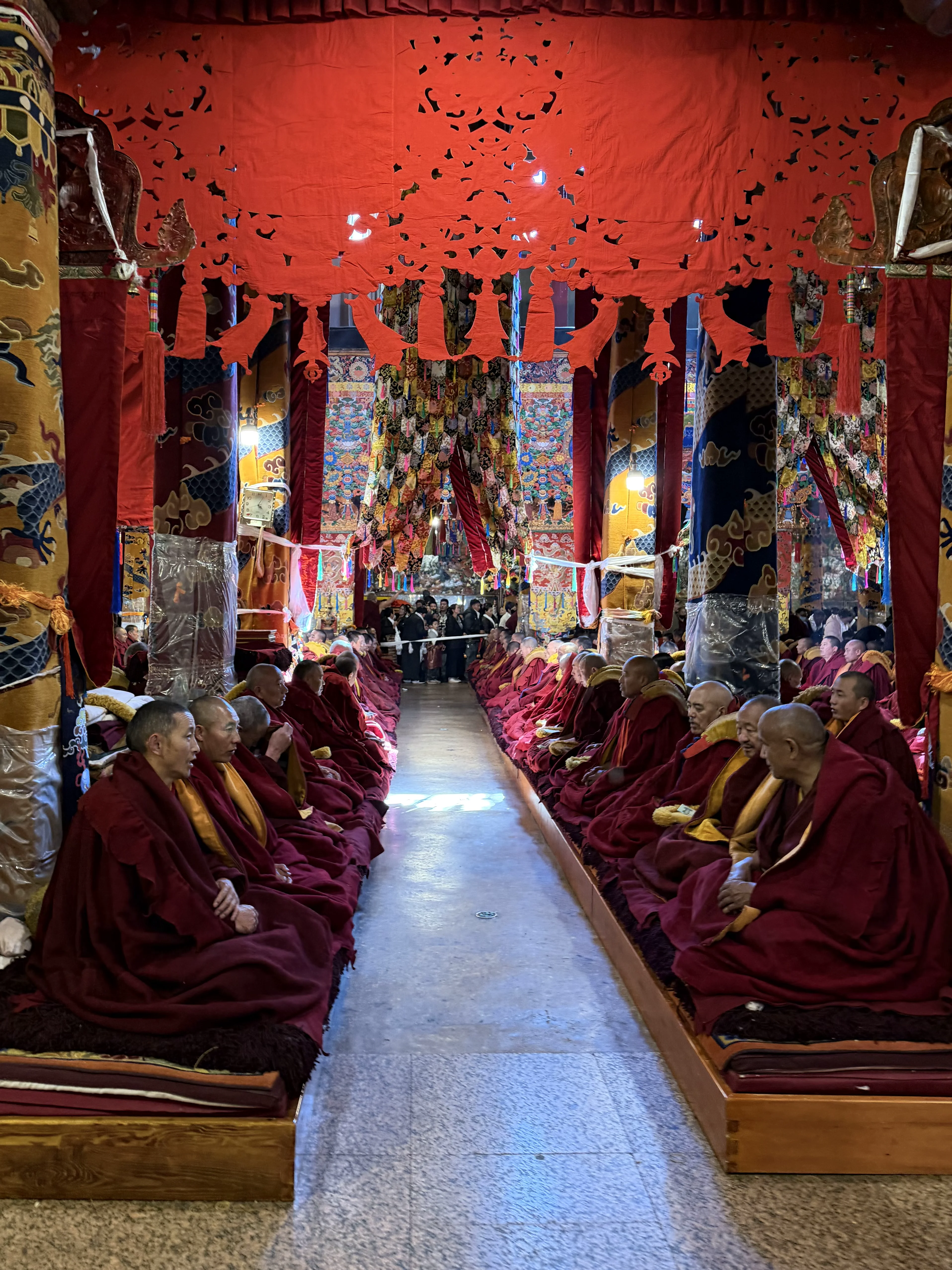 色拉寺，辩经与参加法会的喇嘛们
